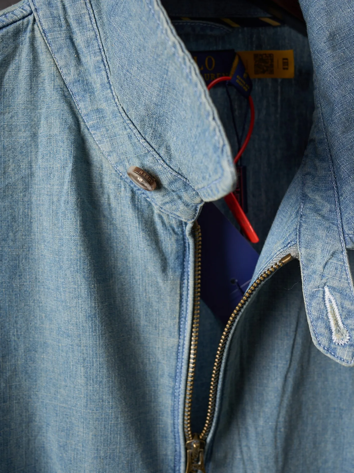 P480 Actual auction] Ralph Lauren/Ralph Lauren colorful pony logo embroidered denim lapel jacket [Ready stock] S M L XL custom-dyed cloud-like plain cotton denim soft and silky, comfortable and close to the skin, matte indigo, a denim poem dyed with time. The exquisite colorful pony logo on the left chest jumps into indigo, fully recognizable, with an atmosphere of freedom and vitality, pure and smart color symphony, neatly folded collar The details that caught the attention at a glance Reconstructed the classics with neat styles Even walking with a designed sense of calmness Using imported machine embroidery technology Using advanced computer control systems and precision mechanical components to achieve colorful pony embroidery operations with high precision and smooth and delicate lines Template machine bag opening The preset template guides the position, shape and size of the bag opening The accuracy ensures the quality of the bag opening effect The hem is made in one go using a three-needle waist-drawing machine Utilizing the machine's special needle position and feeding mechanism The elastic band and the fabric are sewn together in the same process. The three-needle design is stronger and can evenly distribute pressure to ensure that the elastic band and the fabric are closely adhered. The washing and frying process is used. The special desizing agent is preferred. Then the fabric is soaked in it and evenly sized. After desizing, it is finally rinsed. The workmanship is extremely complex. The loss is high and the fit is suitable.
